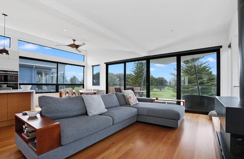Apollo Bay House | Oceanfront Tadasana: Guest Rated 9/10 with Family Amenities