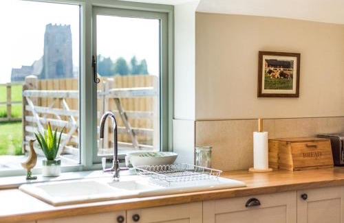 Tilston House | Family-Friendly Escape at Tadpole Mews with Hot Tub