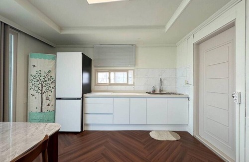 Pohang Apartment | Oceanfront Taeyoung Pension: Family-Friendly with Breakfast