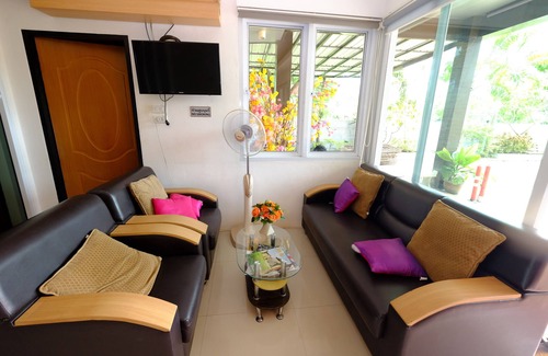 Sakon Nakhon Hotel | Budget-Friendly Tafah Residence with Family Amenities