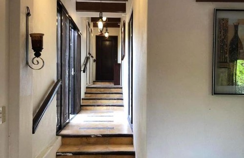 Silang House | Pet-Friendly Tagaytay BNR Guesthouse with Balcony for 14