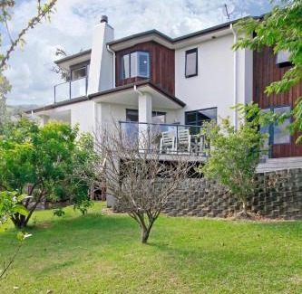 Snells Beach Bed & Breakfast | Experience Tahi Lodge on Matakana Coast - 5-Star Retreat