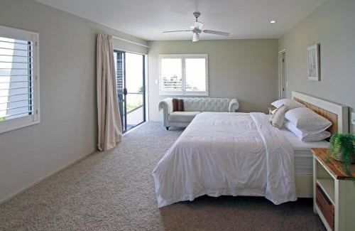 Snells Beach Bed & Breakfast | Experience Tahi Lodge on Matakana Coast - 5-Star Retreat