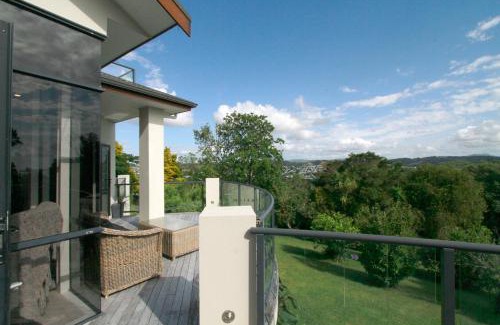 Snells Beach Bed & Breakfast | Experience Tahi Lodge on Matakana Coast - 5-Star Retreat