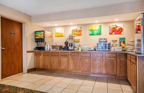 Tahlequah Hotel | Family-Friendly Retreat at Tahlequah Inn with Pool Access