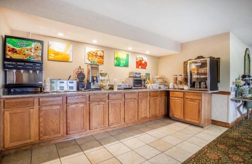 Tahlequah Hotel | Family-Friendly Retreat at Tahlequah Inn with Pool Access