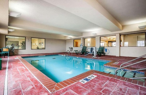 Tahlequah Hotel | Family-Friendly Retreat at Tahlequah Inn with Pool Access