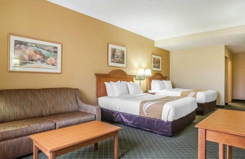 Tahlequah Hotel | Family-Friendly Retreat at Tahlequah Inn with Pool Access