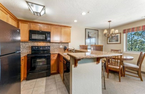 Tahoe Village Apartment | Scenic Tahoe Mountain Retreat with Breathtaking Views