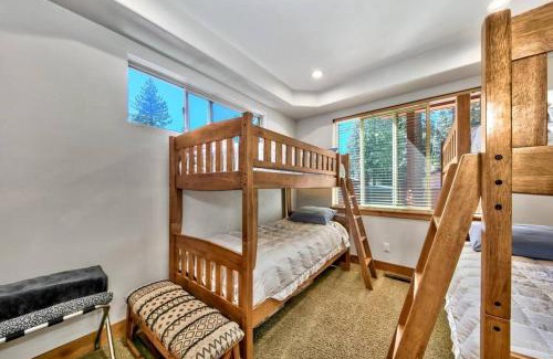 Al Tahoe House | Cozy Tahoe Cabin: 4-Star, Gas Fireplace & Pet Friendly