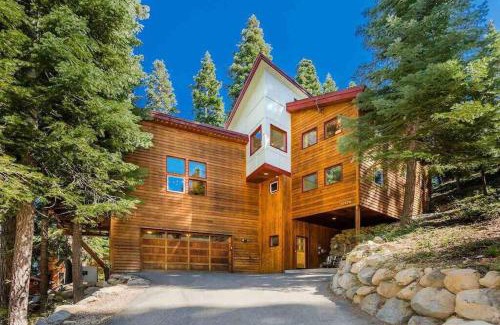 Truckee Villa | Elegant Tahoe Donner 4BR Retreat with Hot Tub & Pool