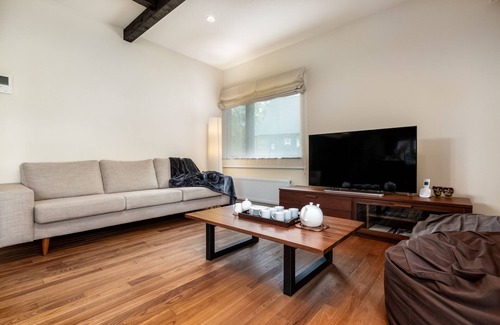 Hirafu House | Unforgettable Tahoe Lodge: 4-Star Comfort with Dining & Kitchen