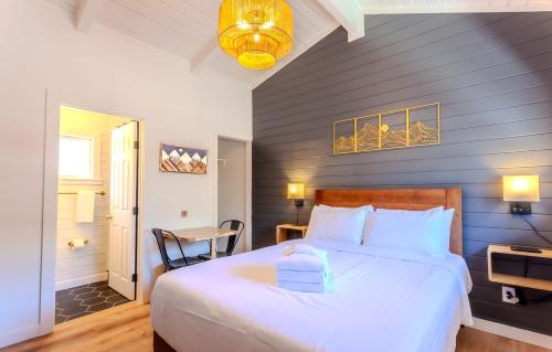 Sierra Tract Hotel | Pet-Friendly Retreat at Tahoe Mountain Inn with Hot Tub
