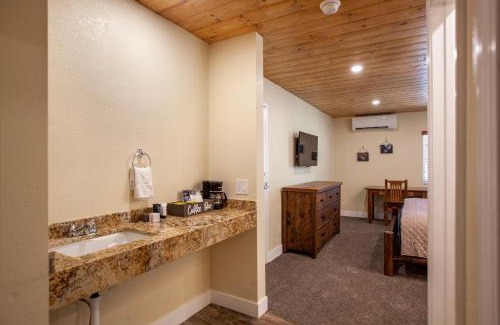 Idyllwild Hotel | Pet-Friendly Tahquitz Pines Retreat with Ocean Views