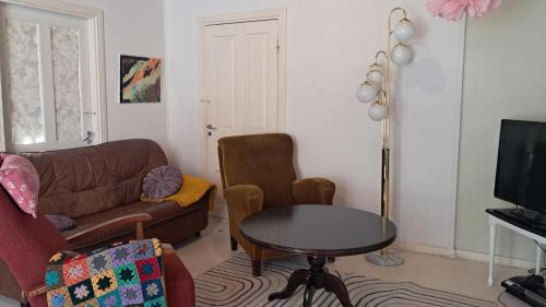 Varkaus Apartment | Enchanting Oceanfront Stay at Nostalginen residenssi Taika