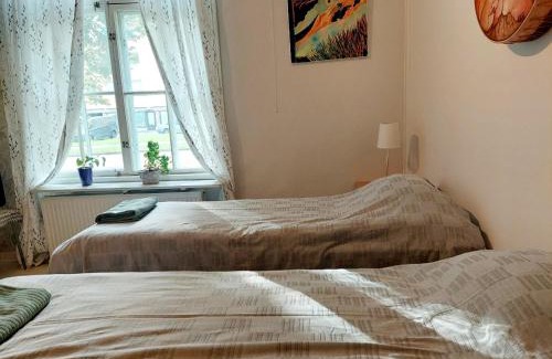 Varkaus Apartment | Enchanting Oceanfront Stay at Nostalginen residenssi Taika