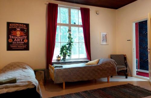 Varkaus Apartment | Enchanting Oceanfront Stay at Nostalginen residenssi Taika