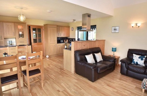 Knockaird Cottage | Cozy Taigh Eilidh with Open Fire in Port Of Ness