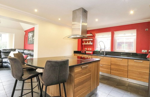 Killin Cottage | TAIGHEAN ANNDRA, pet friendly, with hot tub in Killin