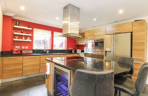 Killin Cottage | TAIGHEAN ANNDRA, pet friendly, with hot tub in Killin