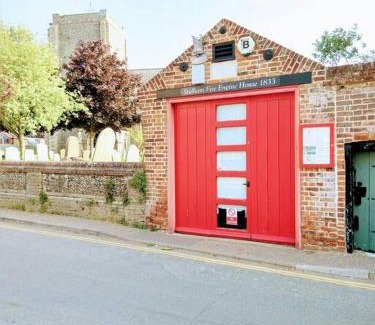 Stalham House | Cozy Bijoux Broads & Beach Base: Pet Friendly Retreat!
