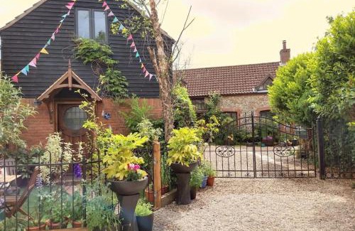 Stalham House | Cozy Bijoux Broads & Beach Base: Pet Friendly Retreat!