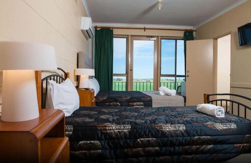 Seymour Hotel | Riverside Retreat: Tailem Bend Hotel with Pool & Dining