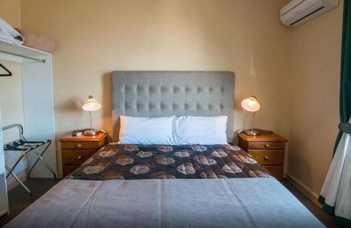 Seymour Hotel | Riverside Retreat: Tailem Bend Hotel with Pool & Dining