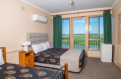 Seymour Hotel | Riverside Retreat: Tailem Bend Hotel with Pool & Dining