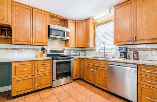 Manhattan House | Inviting Tailgate House: Fire Pit, Basketball Court & More!