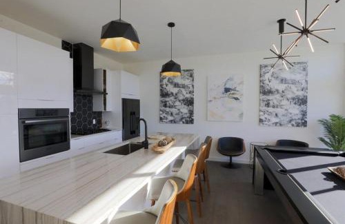 Central East Austin Apartment | Stylish Penthouse with Roof Deck & Firepit in DT Austin