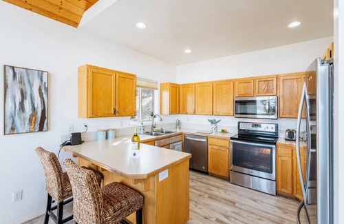 Bend House | Serene Tailwinds Farm Estate with River Views & Amenities
