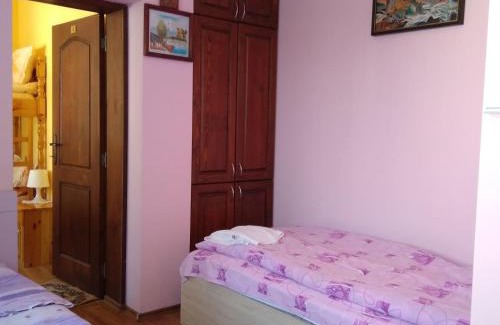 Samokov House | Family-Friendly Tainov House with Kitchen Amenities