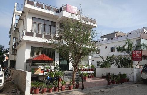 Agra House | Budget-Friendly Taj Classic Agra with Family Amenities