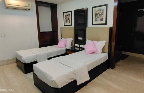 Greater Kailash I House | Inviting Taj Inn Residency: Ideal for Families and Pets