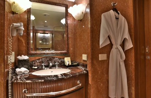 Banjara Hills Hotel | Discover Taj Krishna: 5-Star Comfort with Spa & Pool