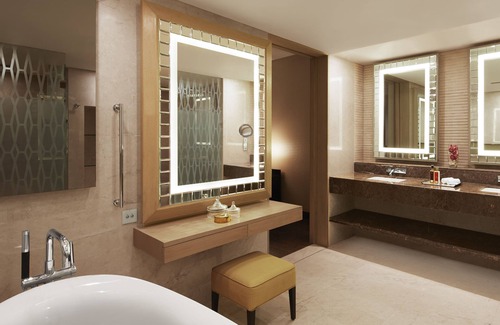 Vile Parle East Hotel | Indulge at Taj Santacruz: 5-Star Comfort & Spa Bliss
