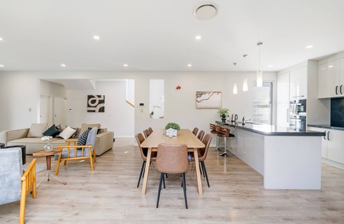 Milford House | Modern Takapuna Family Retreat with Child-Friendly Amenities