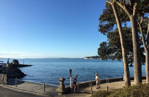 Takapuna House | Cozy Takapuna Beach Accommodation with Accessibility Options
