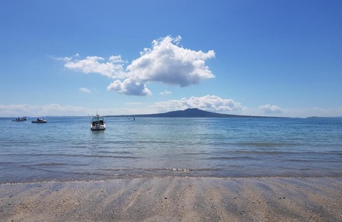 Takapuna House | Cozy Takapuna Beach Accommodation with Accessibility Options