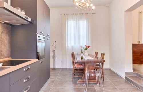 Desenzano del Garda Apartment | Rejuvenate in a Peaceful Oasis: Rated 10/10 with Breakfast!