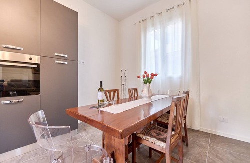 Desenzano del Garda Apartment | Rejuvenate in a Peaceful Oasis: Rated 10/10 with Breakfast!