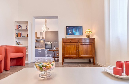 Desenzano del Garda Apartment | Rejuvenate in a Peaceful Oasis: Rated 10/10 with Breakfast!