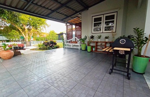 Sattahip Villa | Relax in Comfort: 4-Star Hotel with Pool & Breakfast