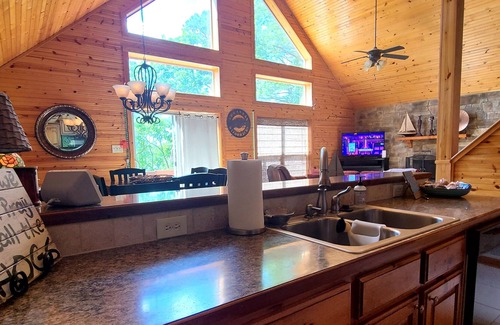 Clinton Cabin | Relax and Enjoy Lake Views at Greers Ferry Lake Hotel