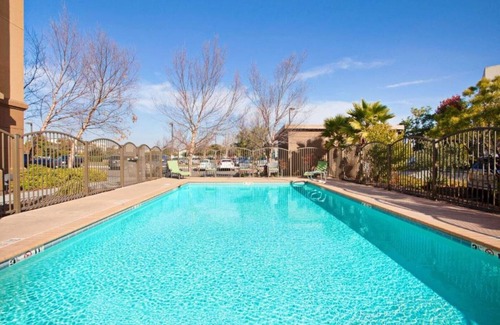 Alameda House | Relax Before Your Flight: Pet-Friendly Stay Near Oakland
