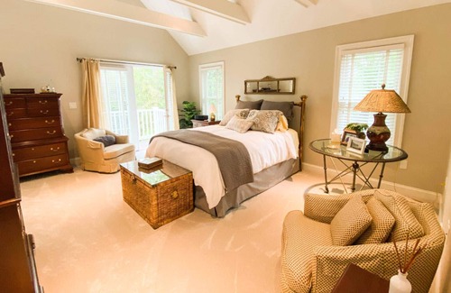 Eastport House | Escape to Tranquil Gardens with Driveway Parking & Pool