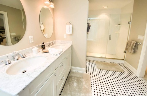 Eastport House | Escape to Tranquil Gardens with Driveway Parking & Pool