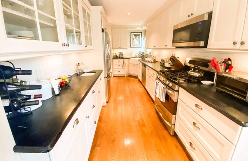 Eastport House | Escape to Tranquil Gardens with Driveway Parking & Pool