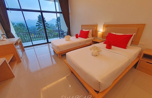 Ban Ta Khun Hotel | Cozy Takhun Mountain View Hotel with Pool and Restaurant